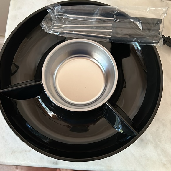 New in box, Electric Fondue Set with 4 Forks - Picture 2 of 6